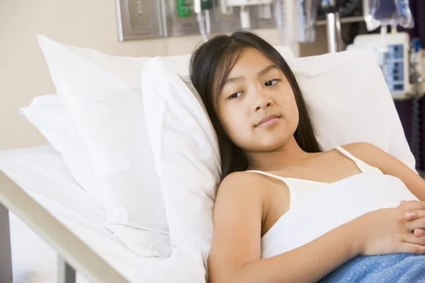 Jong meisje in ziekenhuisbed liggen — Stockfoto