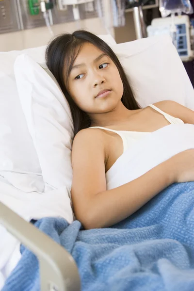 Junges Mädchen Liegt Krankenhausbett — Stockfoto