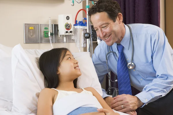 Doctor Hablando Con Una Joven Hospital — Foto de Stock