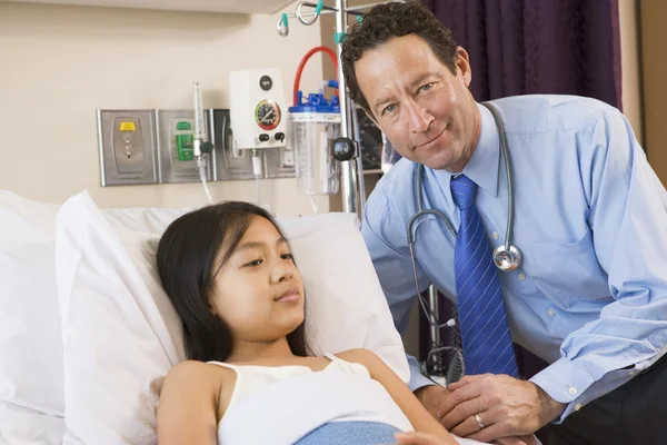 Doctor Checking Up On His Patient — Stock Photo, Image