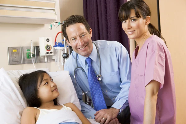 Arts Verpleegkundige Staan Ziekenhuis Kamer Met Jonge Meisje — Stockfoto