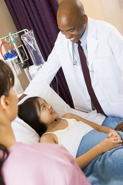 Läkare pratar med ung flicka — Stockfoto
