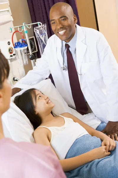 Lekarz Pacjent Uśmiechający Się Pomieszczeniu Szpital — Zdjęcie stockowe