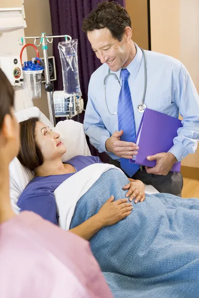 Доктор разговаривает со своим пациентом — стоковое фото