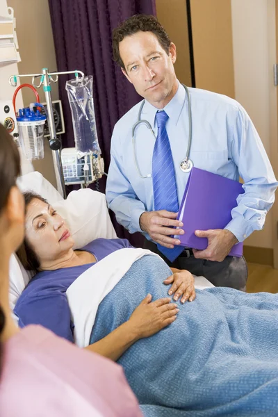 Γιατρός που στέκεται σε ασθενείς δωμάτιο — Φωτογραφία Αρχείου