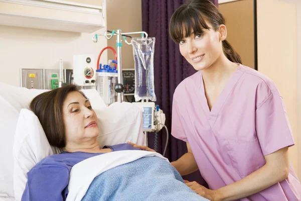Медсестра Помогает Пожилой Женщине Лежать Больничной Койке — стоковое фото