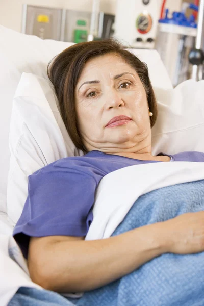 患者は病院のベッドで横になっています。 — ストック写真