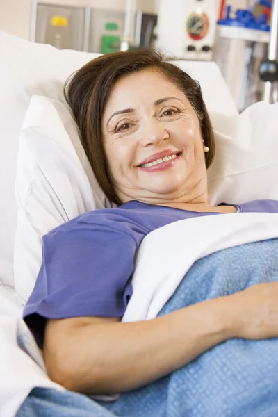 Ανώτερος Γυναίκα Χαμογελαστά Ξαπλωμένη Στο Κρεβάτι Του Νοσοκομείο — Φωτογραφία Αρχείου