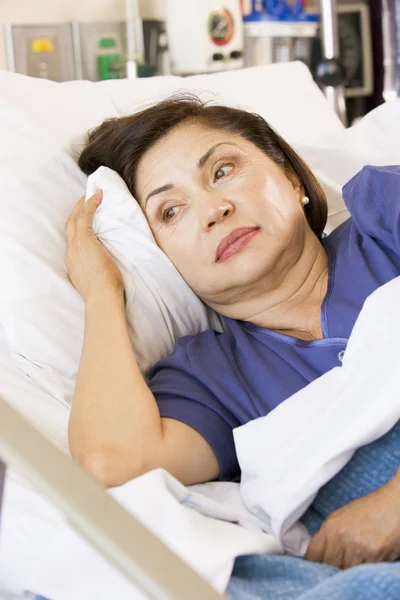 Ανώτερος Γυναίκα Ξαπλωμένη Στο Κρεβάτι Του Νοσοκομείο — Φωτογραφία Αρχείου
