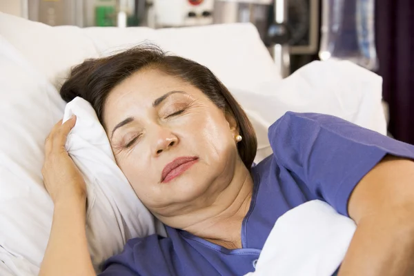 年配の女性の病院のベッドで眠っています。 — ストック写真