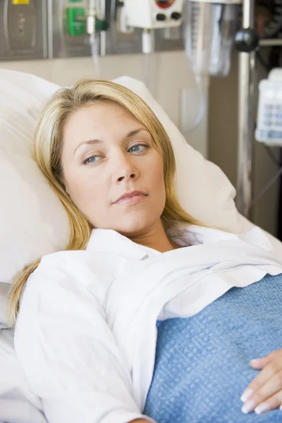 病院のベッドで横たわる女 — ストック写真