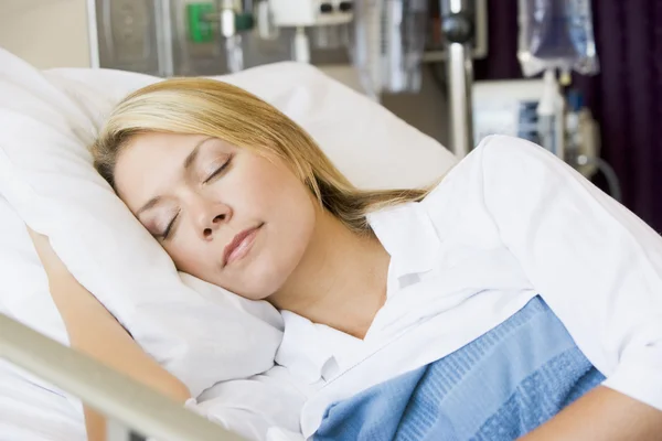 Γυναίκας Κοιμισμένο Στο Κρεβάτι Του Στο Νοσοκομείο — Φωτογραφία Αρχείου