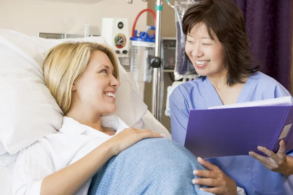 Беременная женщина разговаривает с доктором — стоковое фото