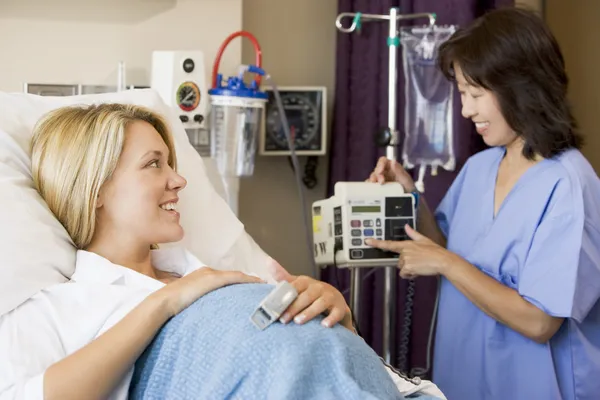 Hamile kadın hastanede yatan — Stok fotoğraf