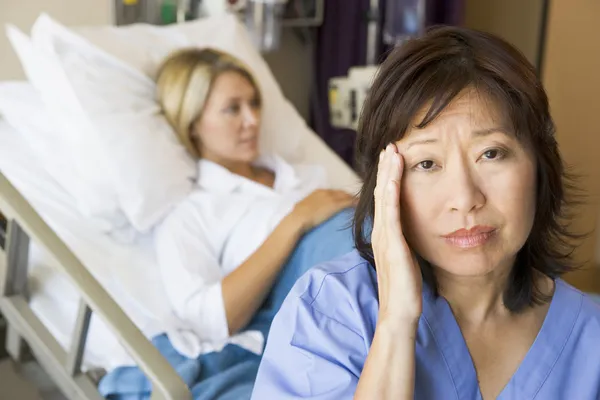 Läkare i patienter rum med huvudvärk — Stockfoto