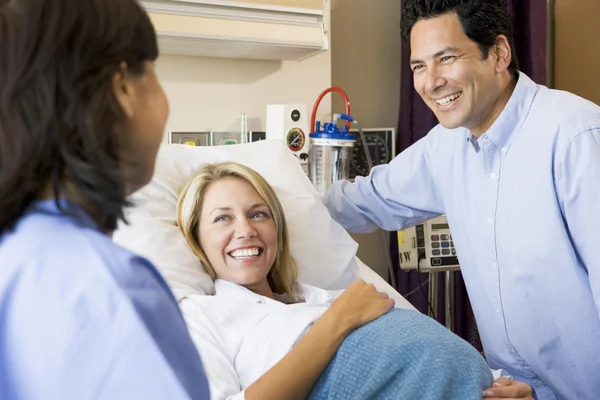 Doctor Talking To Pregnant Woman And Her Husband — Stock Photo, Image
