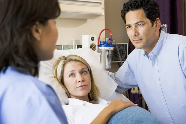 Doctor hablando con la mujer embarazada y su marido — Foto de Stock
