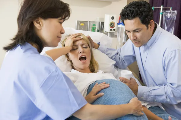 Mulher dando à luz — Fotografia de Stock