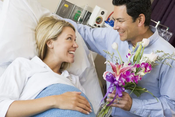 Muž Dává Jeho Těhotná Manželka Květiny — Stock fotografie