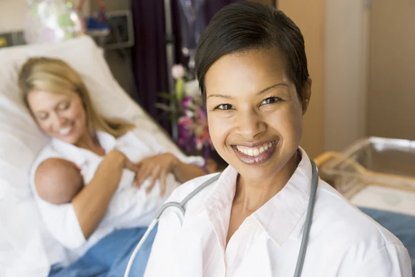 Dokter Staan Haar Patiënten Kamer Vrouw Met Baby — Stockfoto