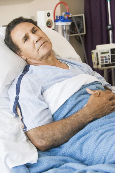 Άντρας ξαπλωμένος στο κρεβάτι του νοσοκομείο — Φωτογραφία Αρχείου