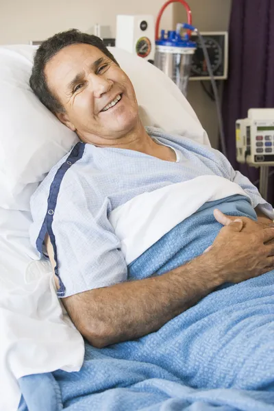病院のベッドで横になっている中年の男 — ストック写真