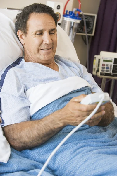 Мужчина средних лет нажимает кнопку вызова в больнице — стоковое фото