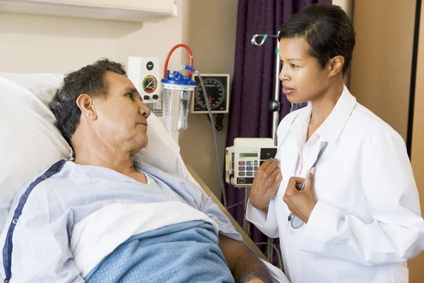 Arts en patiënt met elkaar praten — Stockfoto