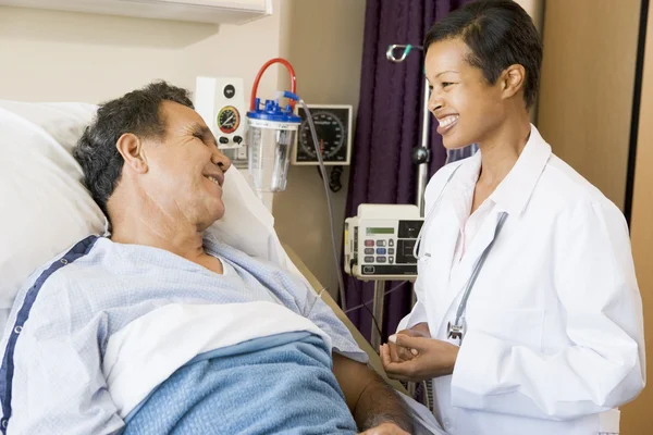 Médico Paciente Conversando Com Outro Sorrindo — Fotografia de Stock