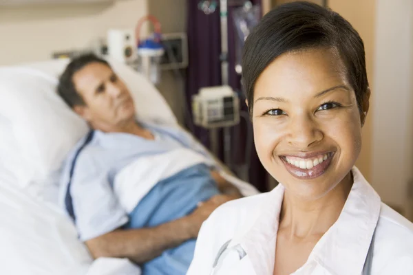 Läkare leende i sjukhussal — Stockfoto