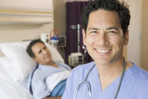 Lekarz Uśmiechający Się Pomieszczeniu Pacjentów — Zdjęcie stockowe
