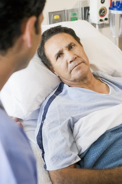 Пациент смотрит на доктора — стоковое фото