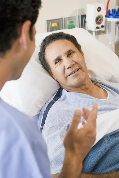 Doutor Paciente Conversando Com Outro — Fotografia de Stock