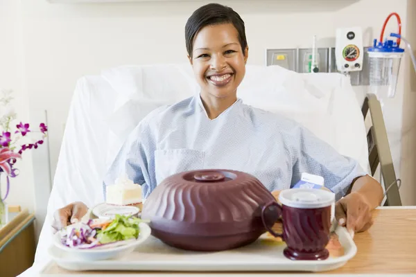 Kobieta Siedzi Szpitalnym Łóżku Tacą Pożywienia — Zdjęcie stockowe