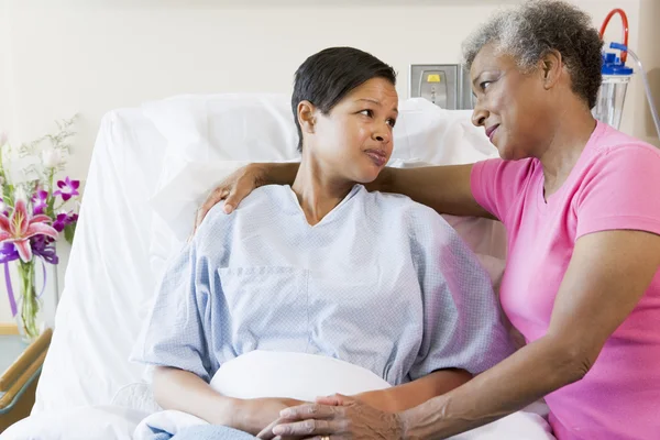 Mother Daughter Looking Each Other Hospital — Stock Photo, Image