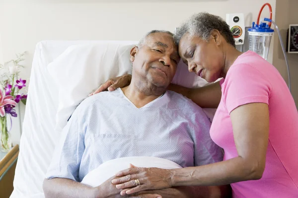 Äldre Par Embracing Sjukhus — Stockfoto