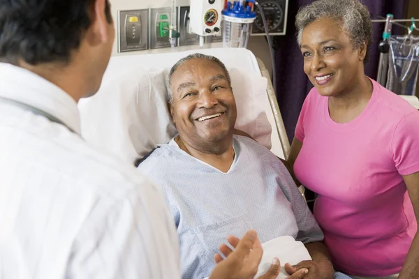 Senioren Unterhalten Sich Lächeln Mit Arzt — Stockfoto
