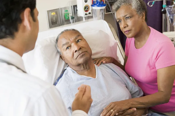Coppia Anziani Parlare Con Medico Guardando Preoccupato — Foto Stock