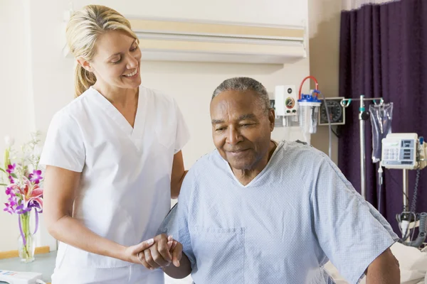 Verpleegkundige helpen senior man om te lopen — Stockfoto