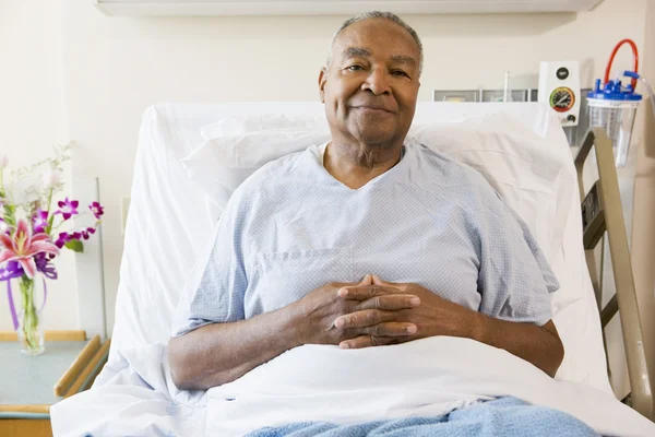 Starszy Człowiek Siedzi Szpitalnym Łóżku — Zdjęcie stockowe