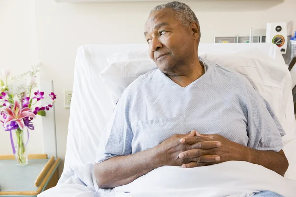 Starszy Człowiek Siedzi Szpitalnym Łóżku — Zdjęcie stockowe