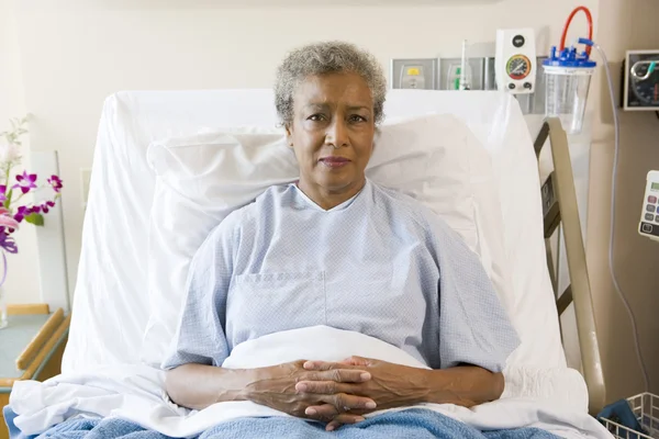 Hastane Yatağında Oturan Kadın Kıdemli — Stok fotoğraf