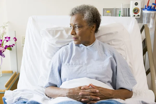 Seniorin Sitzt Krankenhausbett — Stockfoto