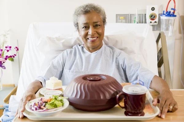 Starší Žena Sedí Nemocniční Posteli Podnos Jídlem — Stock fotografie