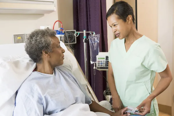 Verpleegkundige Praten Met Senior Vrouw — Stockfoto