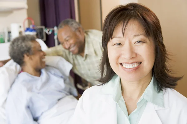 Pielęgniarki Uśmiechając Się Sali Szpitalnej — Zdjęcie stockowe