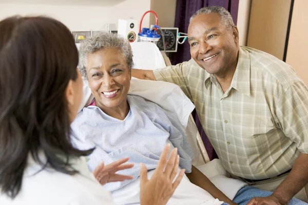 Sjuksköterska Talar Till Äldre Par — Stockfoto