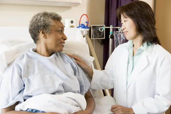 Medico Parlando Con Anziano Donna — Foto Stock