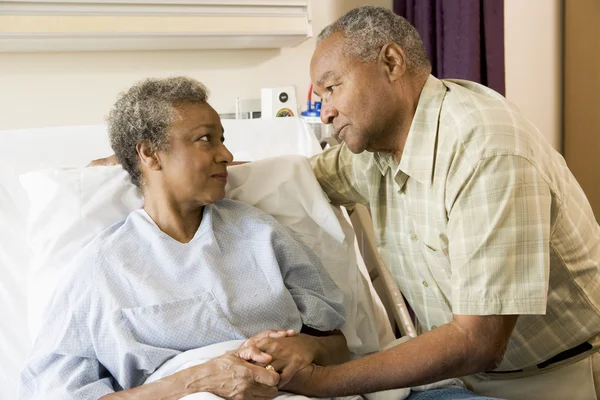 Senior koppel staande in het ziekenhuis samen — Stockfoto