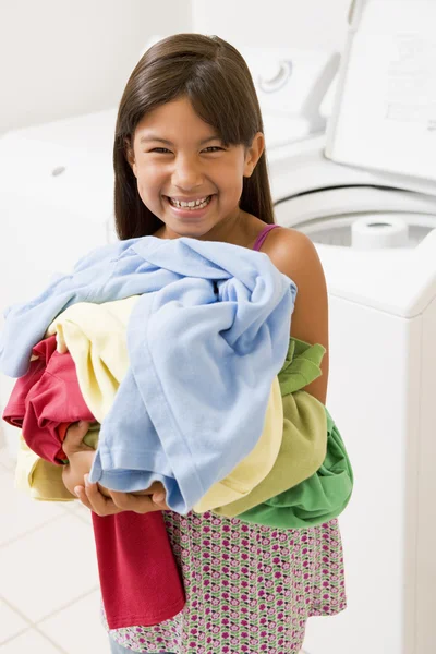 Νεαρή Κοπέλα Κάνεις Μπουγάδα — Φωτογραφία Αρχείου